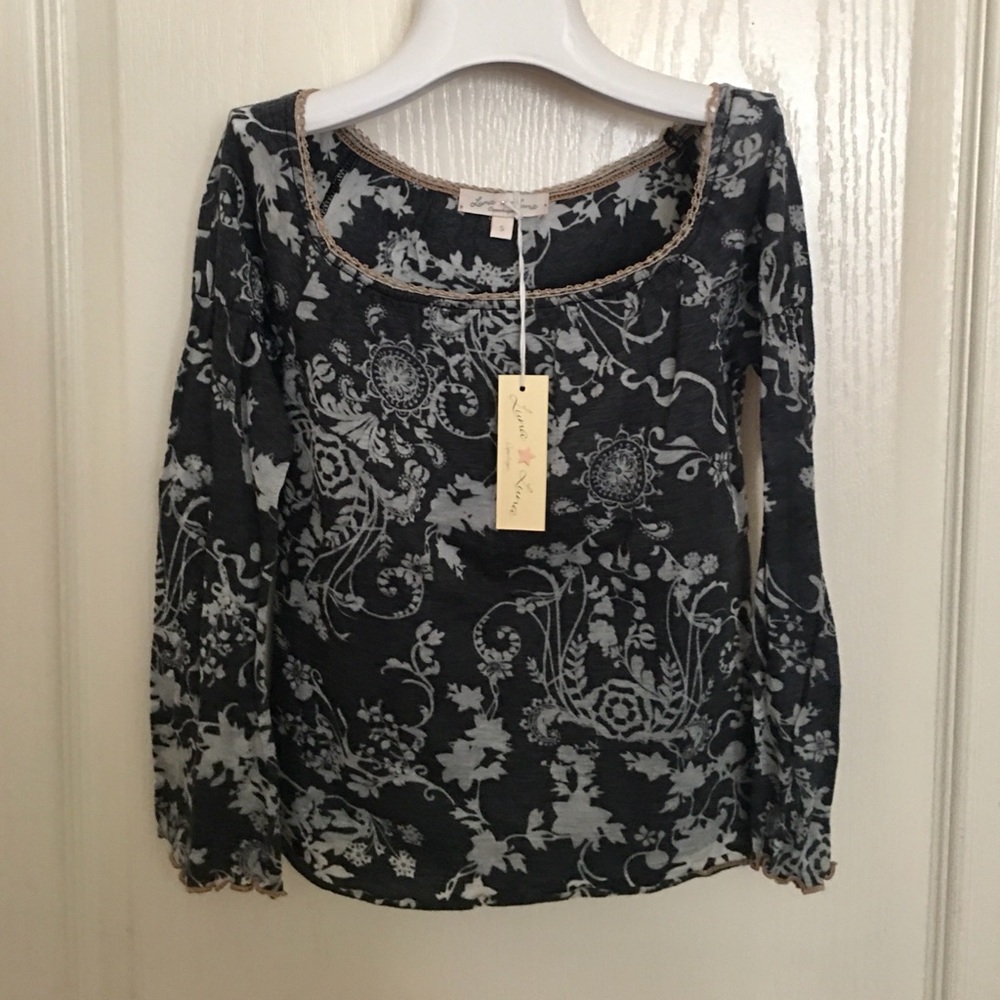 Beautiful delicate black & gray paisley print top
